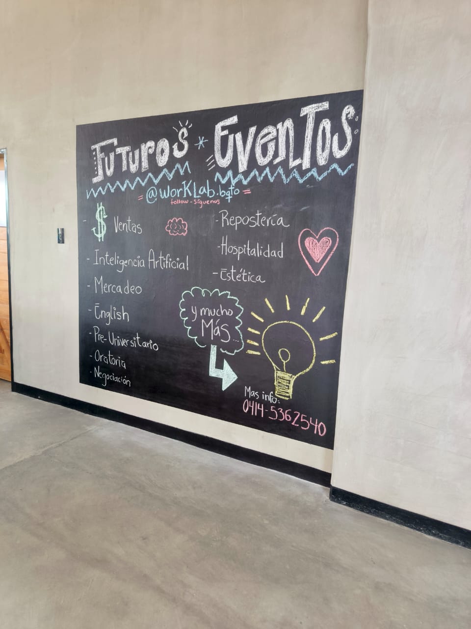 Mural de tiza Futuros Eventos WORKLAB con cursos disponibles