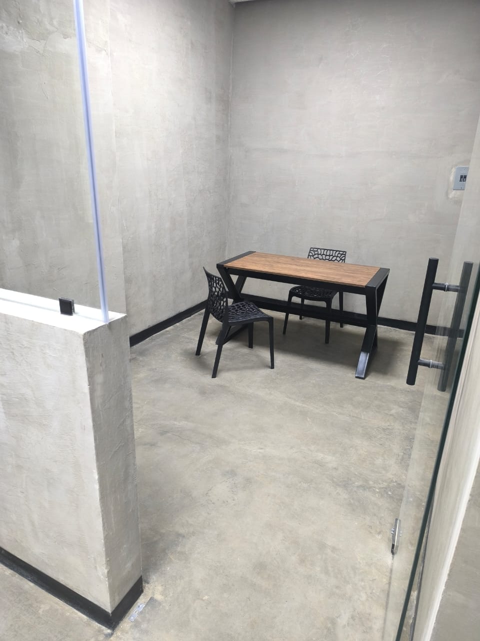 Oficina privada WORKLAB con escritorio, sillas y puerta de vidrio