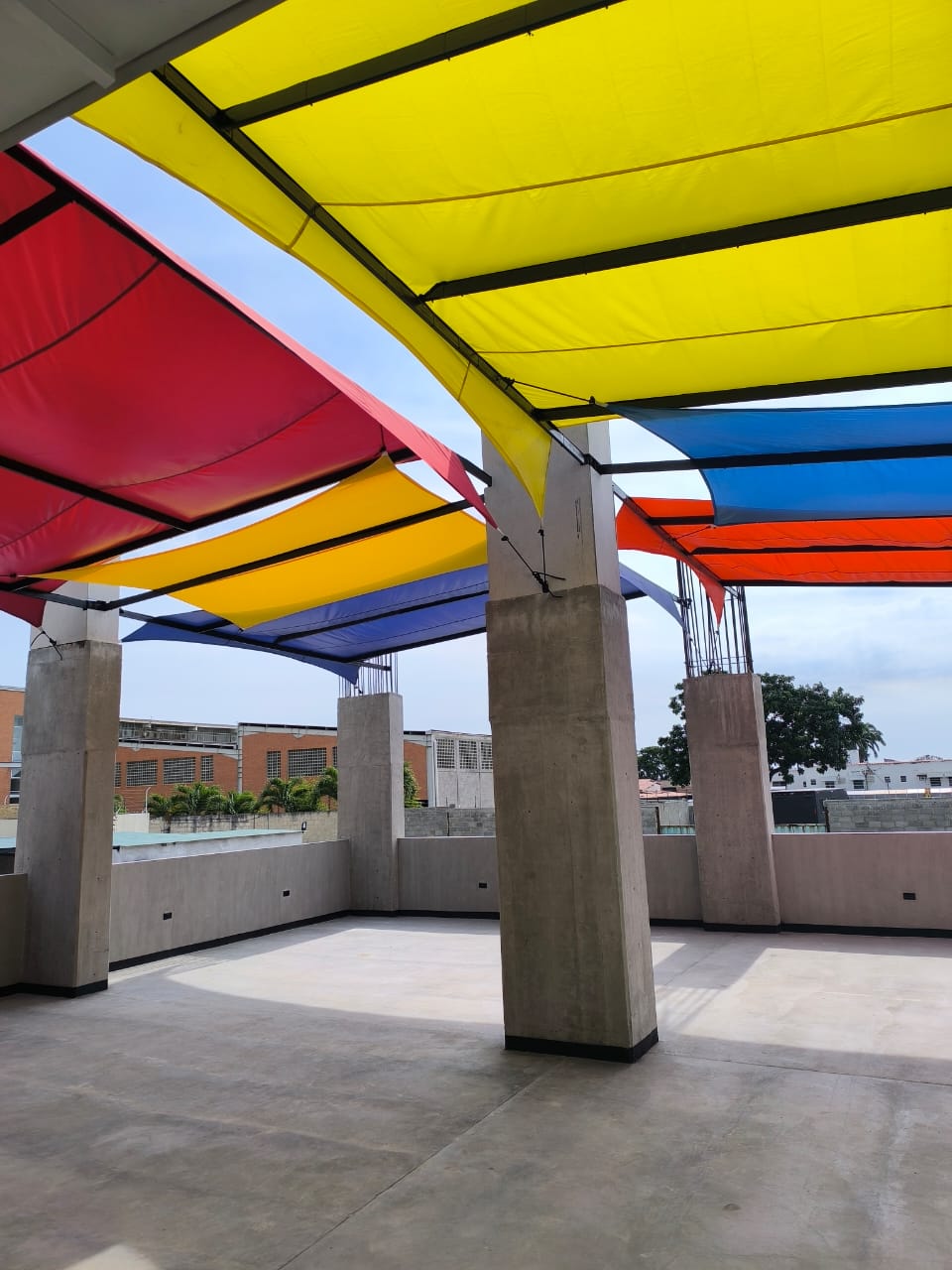 Terraza WORKLAB con velas de colores rojas, azules y amarillas